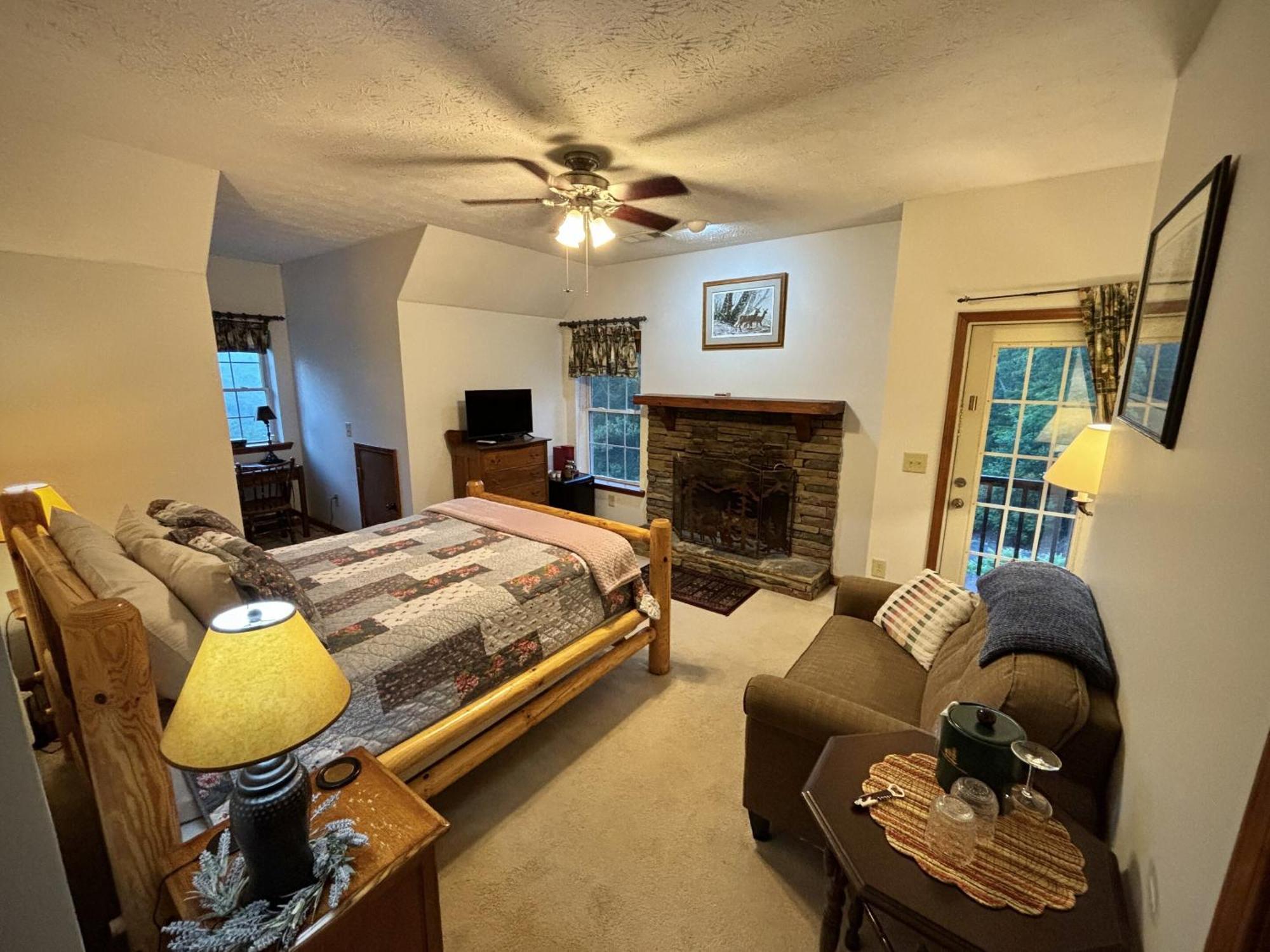 Long Mountain Lodge Bed & Breakfast Dahlonega Bagian luar foto