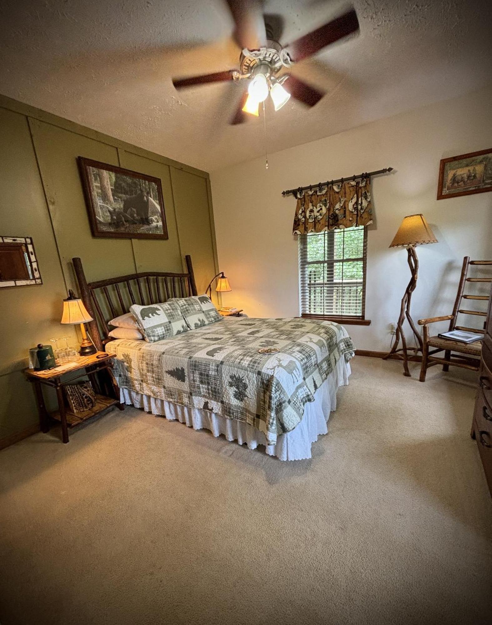 Long Mountain Lodge Bed & Breakfast Dahlonega Bagian luar foto
