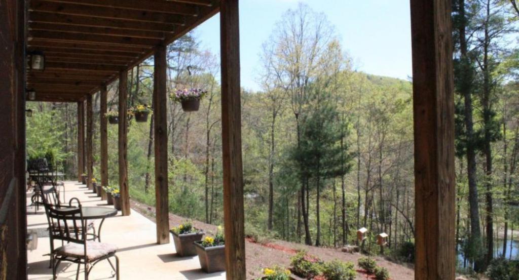 Long Mountain Lodge Bed & Breakfast Dahlonega Bagian luar foto