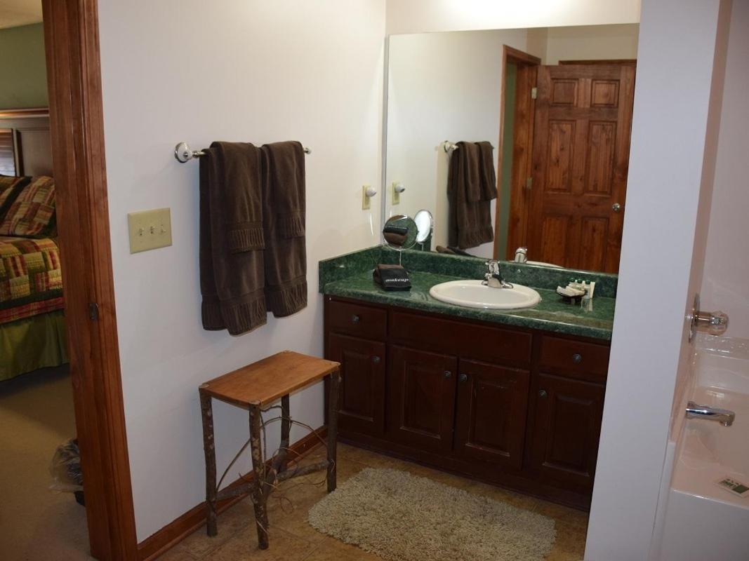 Long Mountain Lodge Bed & Breakfast Dahlonega Bagian luar foto
